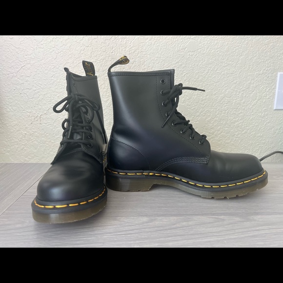 Size 9 - DR. Marten smooth black leather boots - Picture 5 of 5